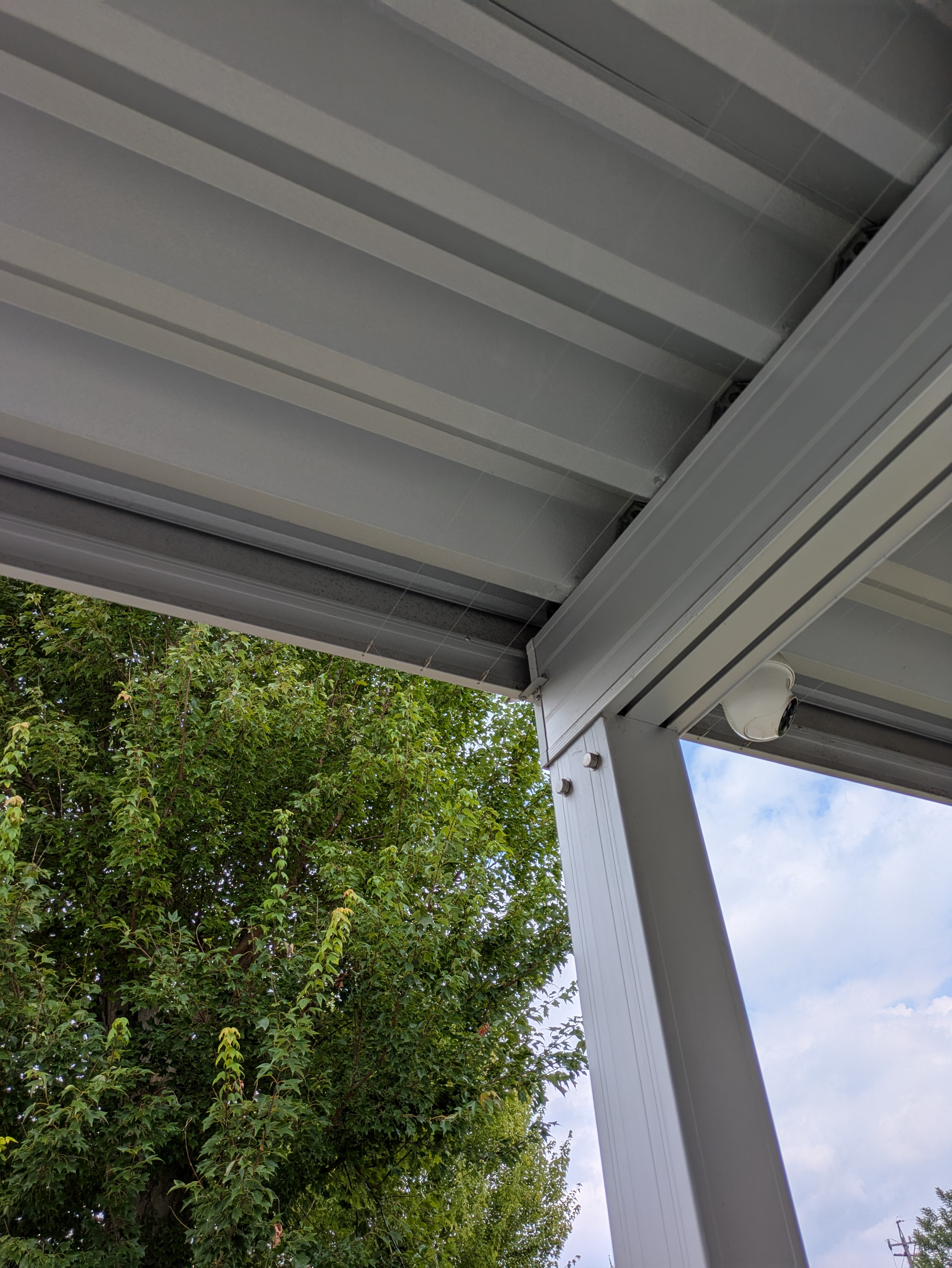 折半屋根のカーポート 鳥よけ